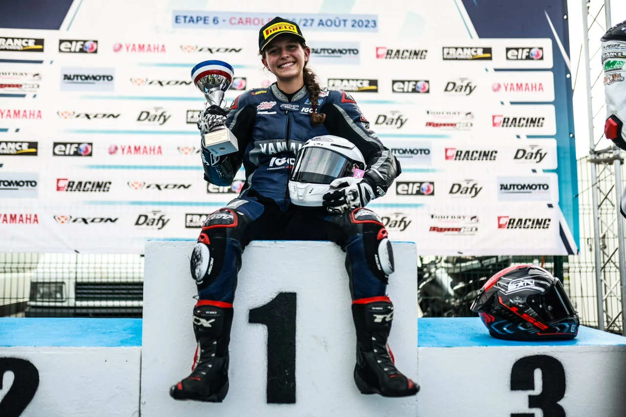 Justine sur la première marche du podium en Supersport 300 en 2023.
