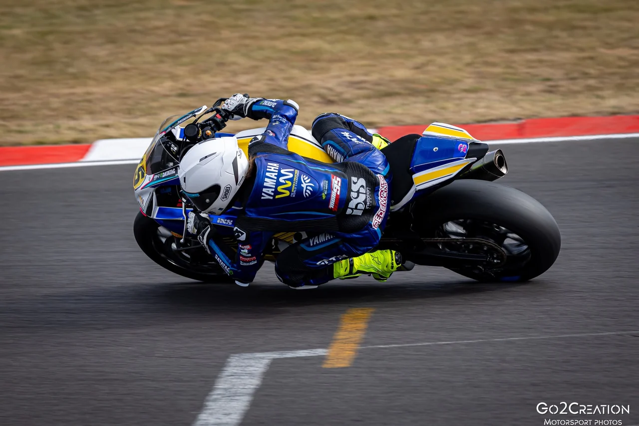 Justine en course en WorldWCR, sur la Yamaha numéro 25.